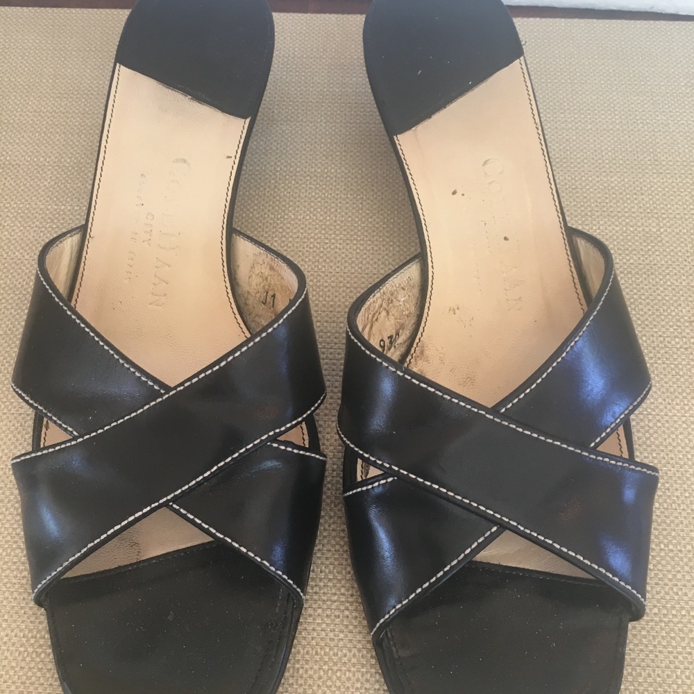 COLE HAAN Black Leather Criss Cross Sandals with White Stitching; Size 7-1/2 B